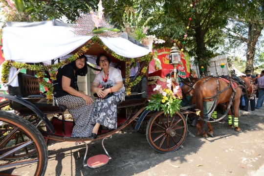 Antusiasme tamu undangan foto bersama kereta kuda Gibran-Selvi