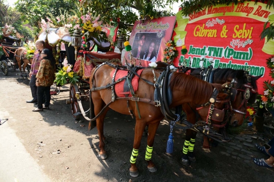 Antusiasme tamu undangan foto bersama kereta kuda Gibran-Selvi