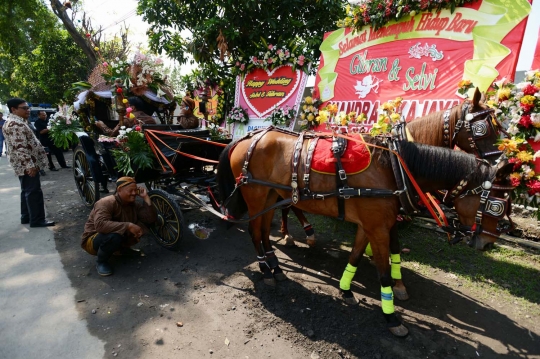 Antusiasme tamu undangan foto bersama kereta kuda Gibran-Selvi