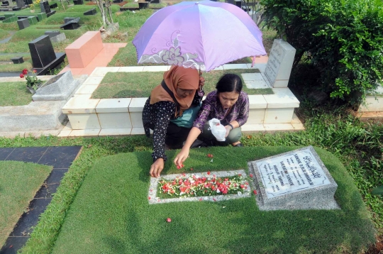 Tradisi nyekar jelang bulan Ramadan