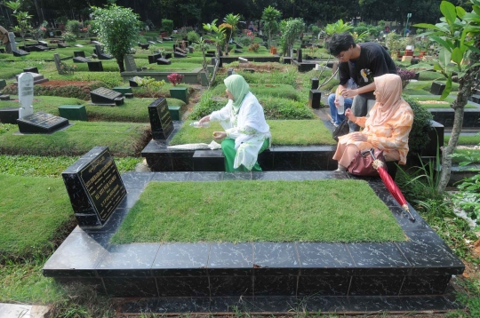 Tradisi nyekar jelang bulan Ramadan