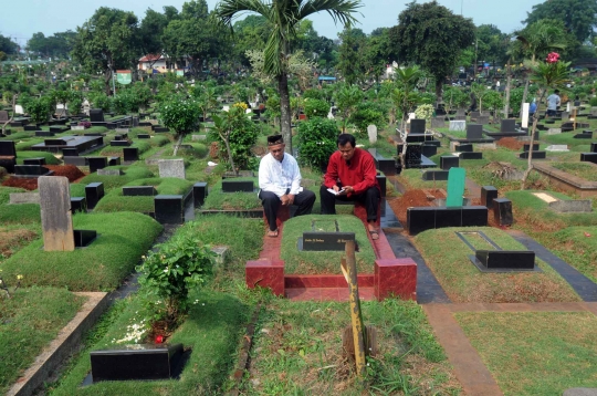 Tradisi nyekar jelang bulan Ramadan