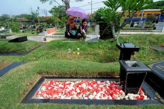 Tradisi nyekar jelang bulan Ramadan