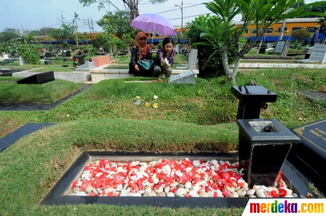 Foto : Tradisi nyekar jelang bulan Ramadan merdeka.com