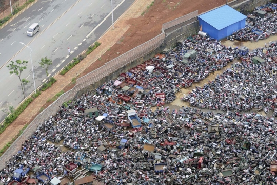 Di sini ribuan sepeda motor bekas warga China dibuang