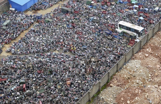 Di sini ribuan sepeda motor bekas warga China dibuang