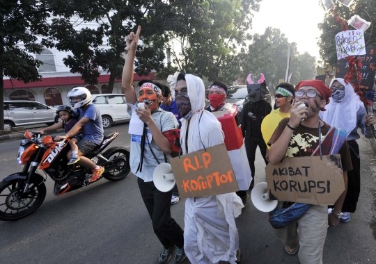 Pocong hingga tikus berdasi ramaikan karnaval antikorupsi di Bintaro