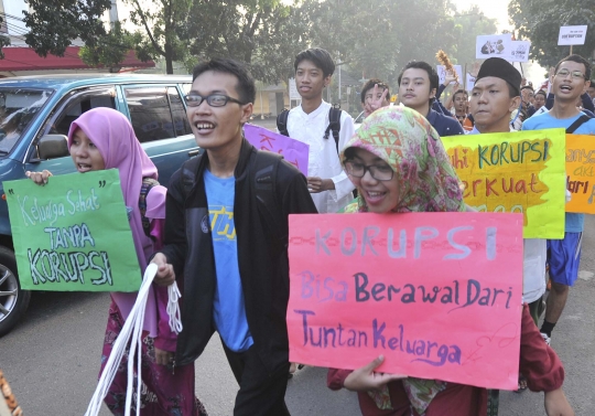 Pocong hingga tikus berdasi ramaikan karnaval antikorupsi di Bintaro