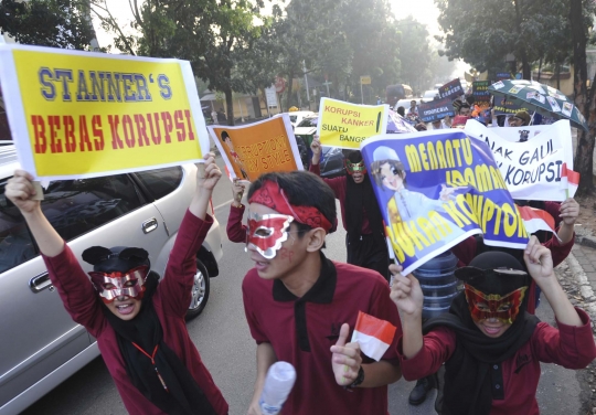 Pocong hingga tikus berdasi ramaikan karnaval antikorupsi di Bintaro