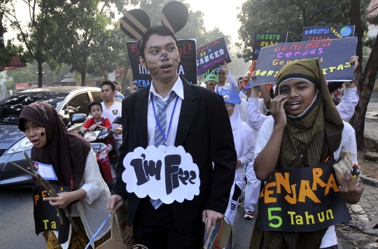 Pocong hingga tikus berdasi ramaikan karnaval antikorupsi di Bintaro