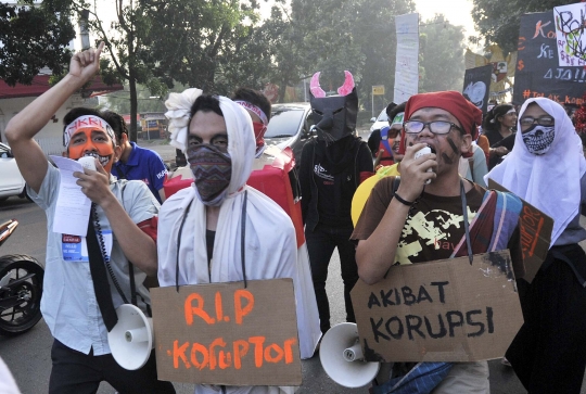 Pocong hingga tikus berdasi ramaikan karnaval antikorupsi di Bintaro