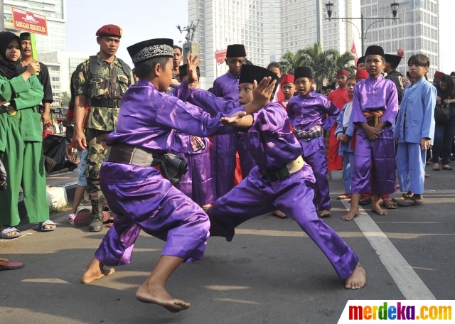 Foto : Aksi pesilat cilik meriahkan Kirab 1.000 Pendekar 