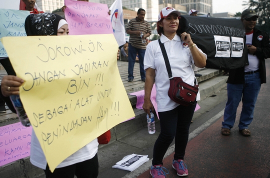 Massa bawa keranda saat gelar aksi menolak Sutiyoso jadi Kepala BIN