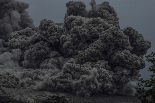 Keganasan erupsi Gunung Sinabung hantui warga Karo