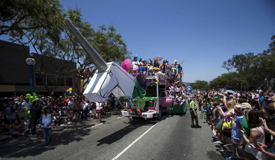 Kegilaan warga Amerika di Parade Los Angeles Pride