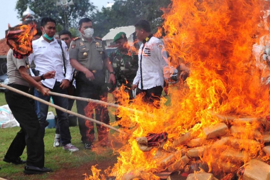 Polsek Palmerah musnahkan 10.286 botol Miras & 561 kg ganja