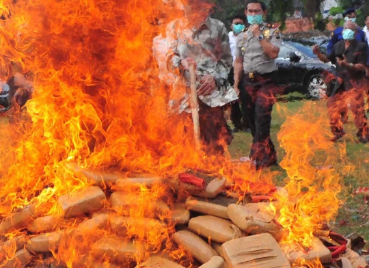 Polsek Palmerah musnahkan 10.286 botol Miras & 561 kg ganja