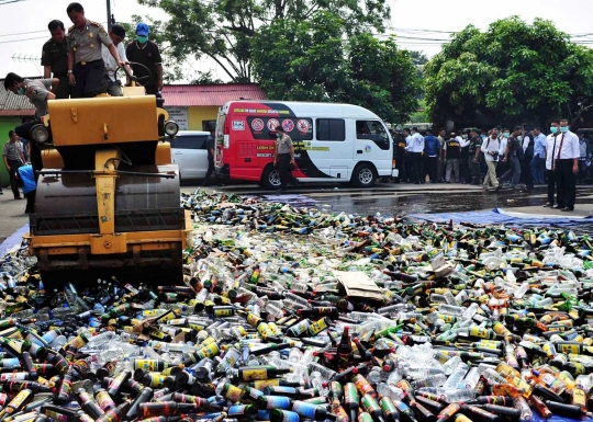 Polsek Palmerah musnahkan 10.286 botol Miras & 561 kg ganja