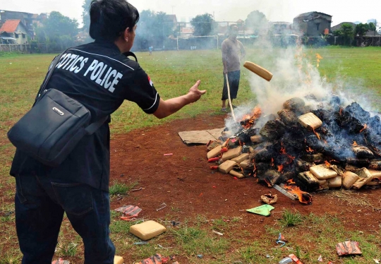 Polsek Palmerah musnahkan 10.286 botol Miras & 561 kg ganja