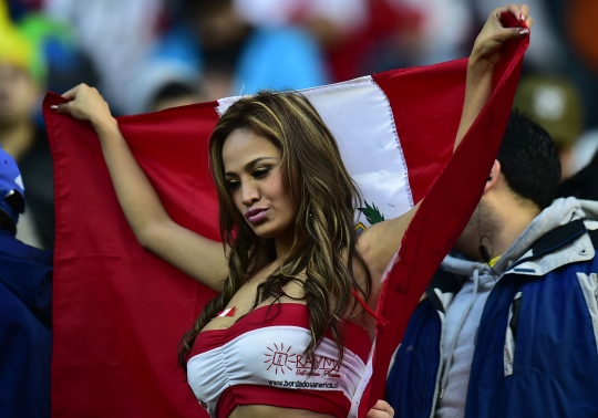 Deretan suporter cantik dan seksi hiasi laga Copa America 2015