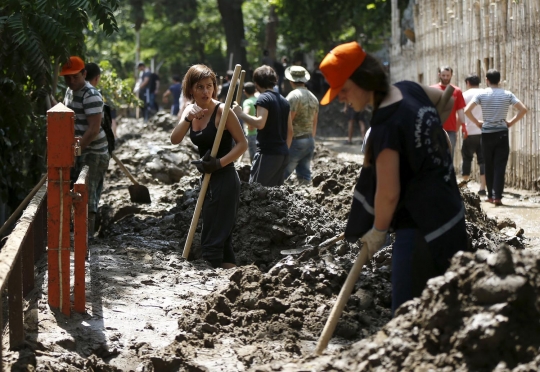 Ngeri, puluhan satwa Kebun Binatang Tbilisi mati diterjang banjir