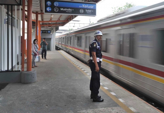 Mulai beroperasi hari ini, Stasiun Grogol masih sepi