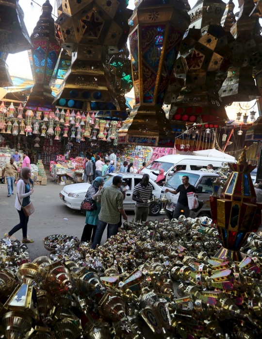 Potret warga Mesir berburu Fanous, lentera unik penyemarak Ramadan