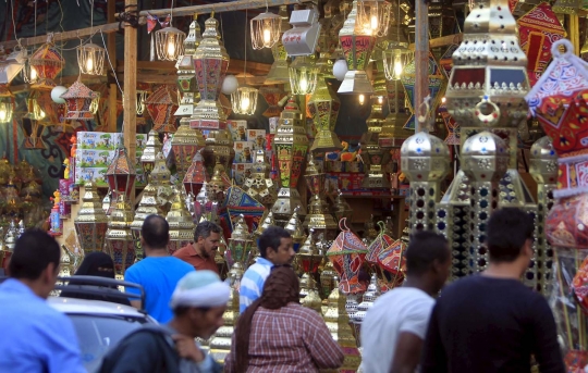 Potret warga Mesir berburu Fanous, lentera unik penyemarak Ramadan