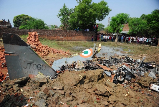 Jet tempur India jatuh jadi tontonan ribuan warga