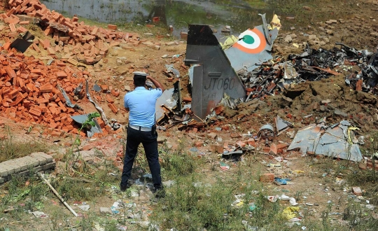 Jet tempur India jatuh jadi tontonan ribuan warga