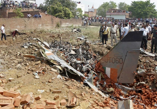 Jet tempur India jatuh jadi tontonan ribuan warga