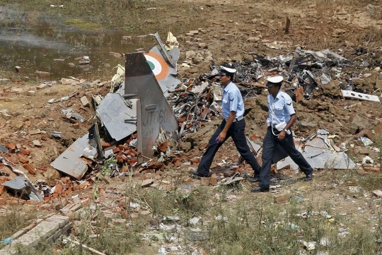 Jet tempur India jatuh jadi tontonan ribuan warga