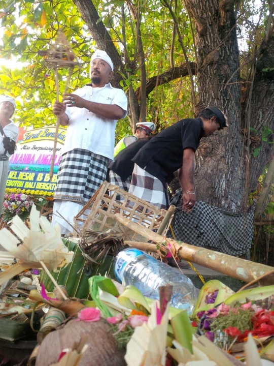 Prosesi upacara pembersihan alam di pekarangan rumah Angeline