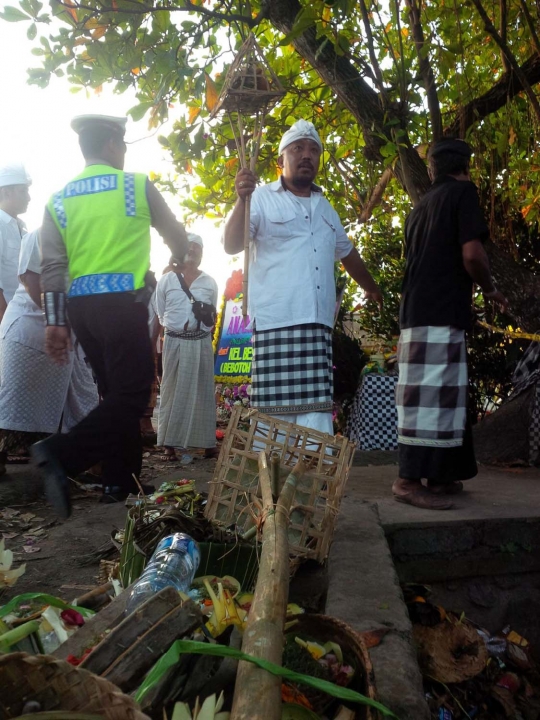 Prosesi upacara pembersihan alam di pekarangan rumah Angeline