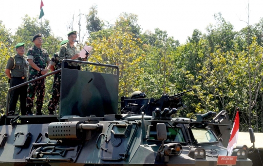 Gaya militer Jokowi hadiri latihan TNI AD di Baturaja