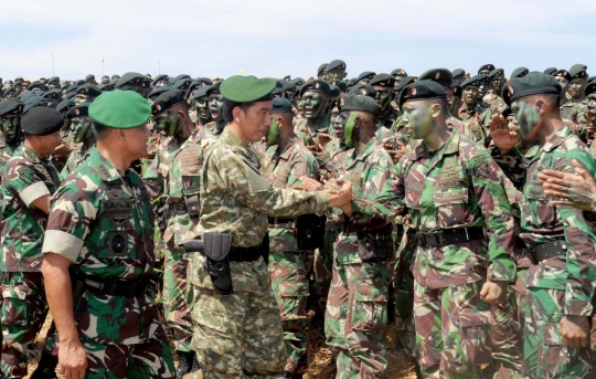 Gaya militer Jokowi hadiri latihan TNI AD di Baturaja