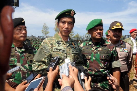Gaya militer Jokowi hadiri latihan TNI AD di Baturaja