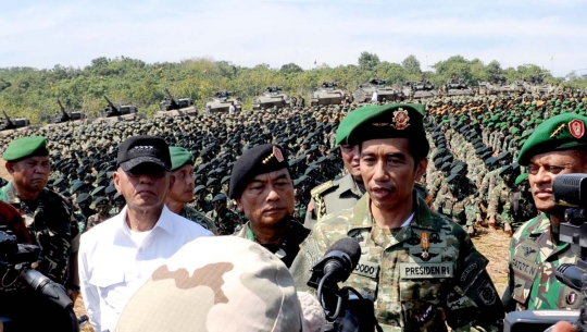 Gaya militer Jokowi hadiri latihan TNI AD di Baturaja