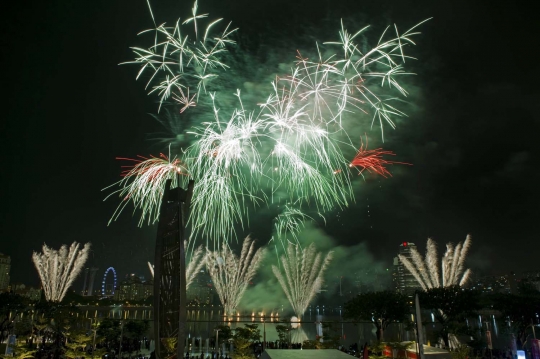 Gemerlap kembang api meriahkan pesta penutupan SEA Games 2015