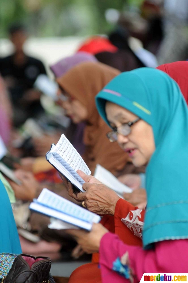 Foto : Doakan Suryadharma Ali, ibu-ibu gelar yasinan di 