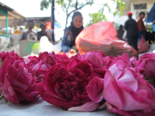 Berkah Ramadan bagi penjual bunga tabur