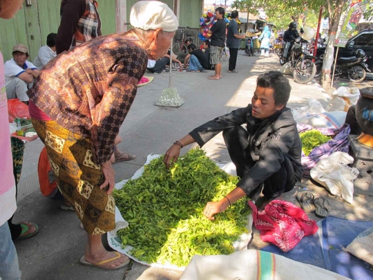 Berkah Ramadan bagi penjual bunga tabur