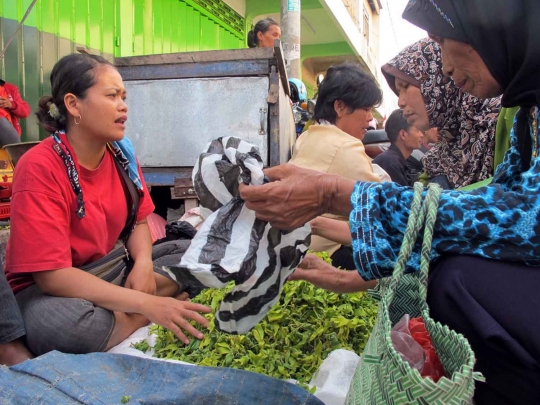 Berkah Ramadan bagi penjual bunga tabur