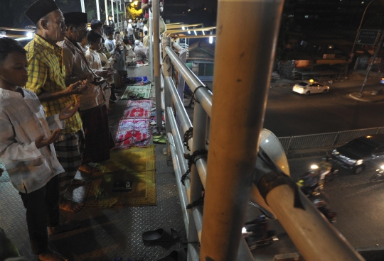 Tarawih pertama, warga salat hingga ke jalan dan jembatan