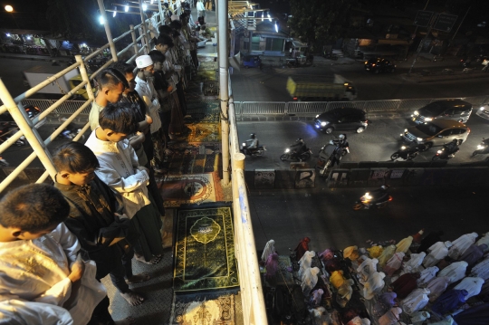 Tarawih pertama, warga salat hingga ke jalan dan jembatan