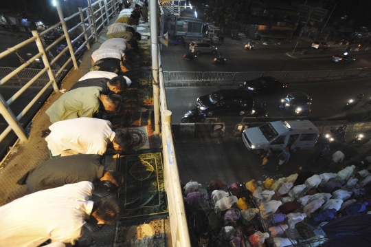 Tarawih pertama, warga salat hingga ke jalan dan jembatan