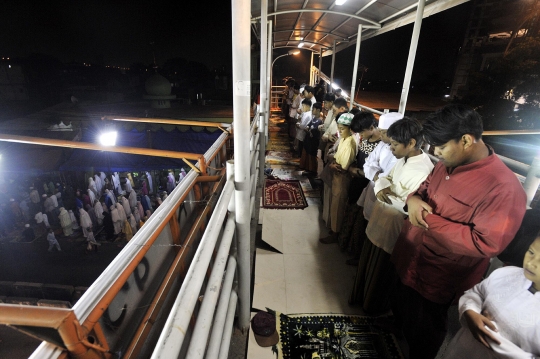 Tarawih pertama, warga salat hingga ke jalan dan jembatan