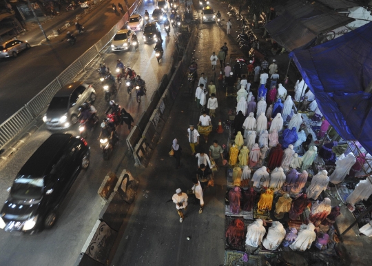 Tarawih pertama, warga salat hingga ke jalan dan jembatan