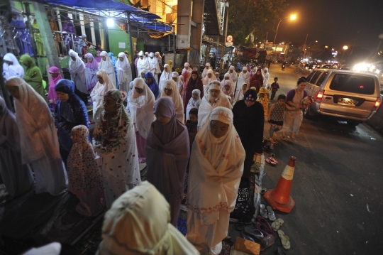 Tarawih pertama, warga salat hingga ke jalan dan jembatan