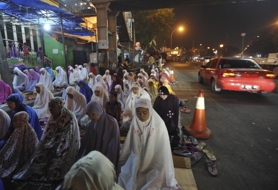 Tarawih pertama, warga salat hingga ke jalan dan jembatan